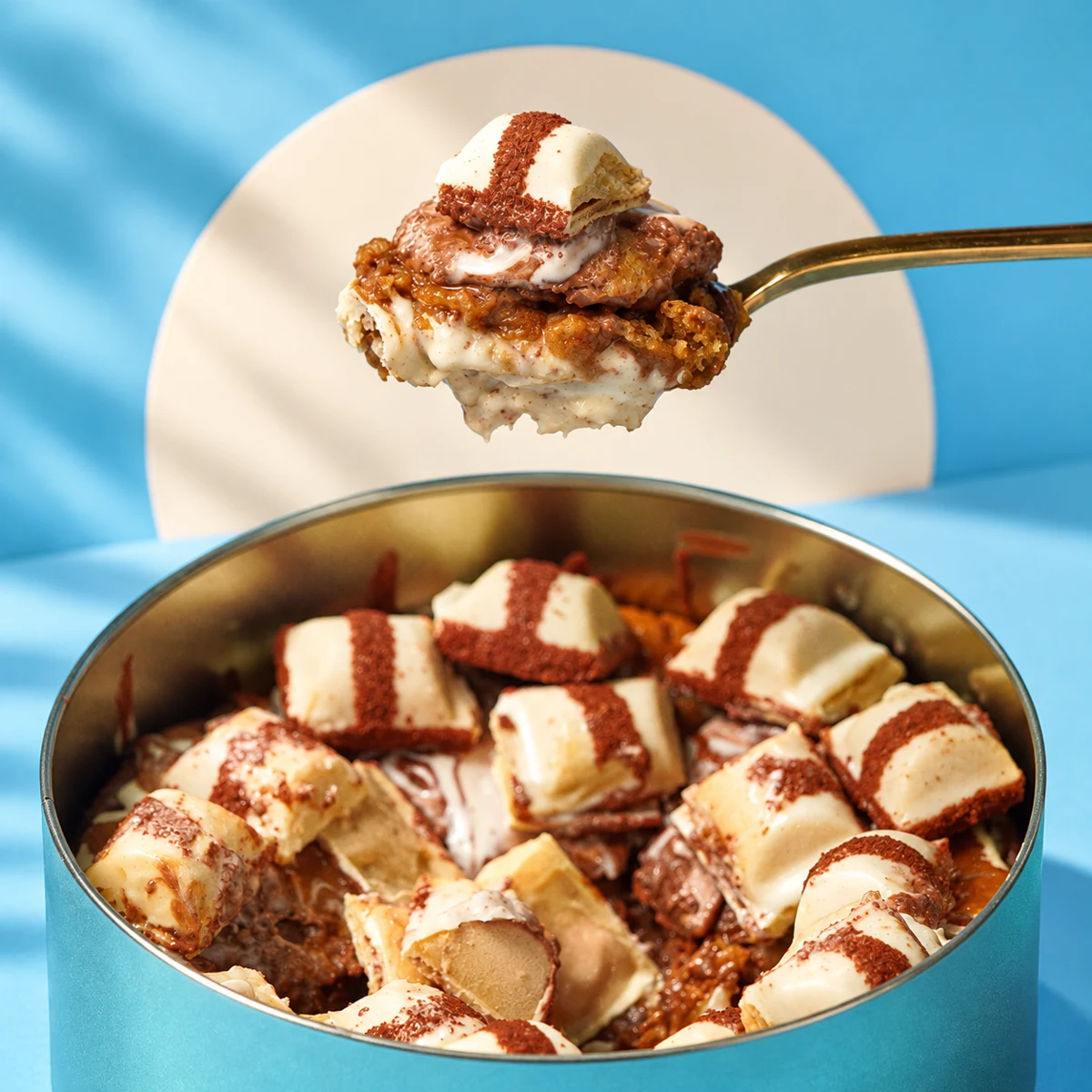 Lata de cookie Kinder Bueno Zittá com uma colher de recheio, em composição de estúdio